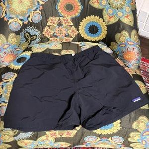 EUC Patagonia 5 in Baggies size M, Black.